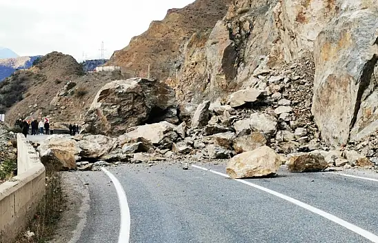 Meydana gelen heyelan, yolları kapattı!