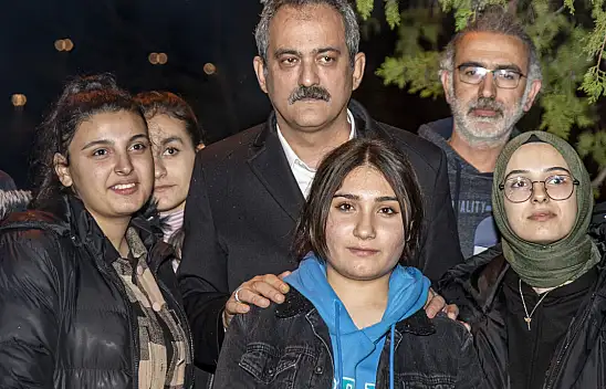 Milli Eğitim Bakanı çadır kentteki öğrencilerle bir araya geldi