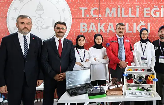 Milli Eğitim Bakanı Yusuf Tekin Teknofest'te o okulun standını ziyaret etti