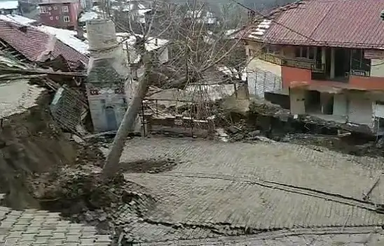 Minaresi düşen cami yerle bir oldu!