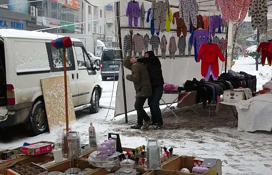 Müşteri bulamayınca kar topu oynadılar