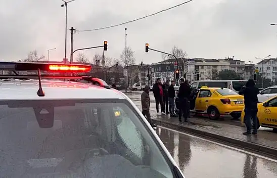 Müşteri olarak bindiği taksinin şoförünü boynundan bıçakladı
