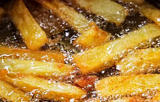 Mutfaktan çıtırlığının sesi gelecek! Patates kızartması yaparken yağına 1 damla ekleyin yeterli oluyor..