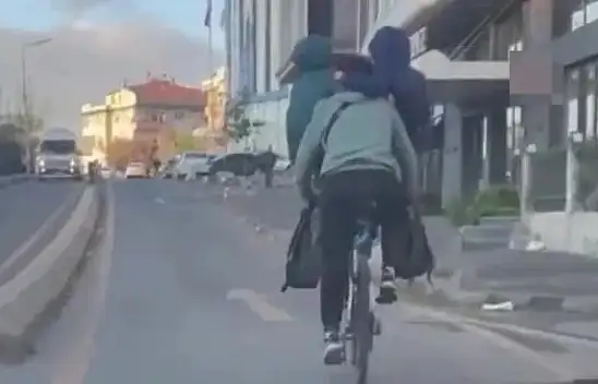 O ilçede tehlikeli yolculuk: Çocukların canını hiçe saydılar!