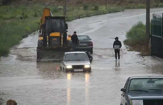 O ilçede yağmur yağdı. Yollar göle döndü. Araçlar yollarda kaldı