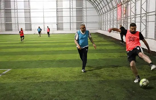 O ilçenin belediye başkanı sahada gençlerle karşılaştı