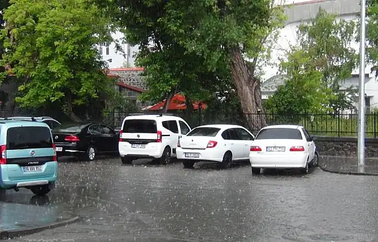 O ilde sağanak caddeleri göle çevirdi