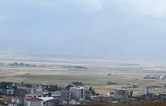 O şehrin dağlarını toz bulutu kapladı