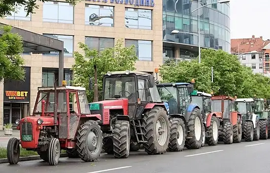 O ülkede çiftçiler, traktörleriyle hükümeti protesto etti