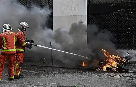 O ülkeyi kuraklık vurdu. İtfaiyeciler suyu yüzme havuzlarından karşılıyor