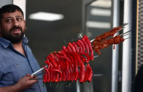 Ocaklarını sokağa taşıyıp, depremin vurduğu ilçeyi canlandırmaya çalışıyorlar