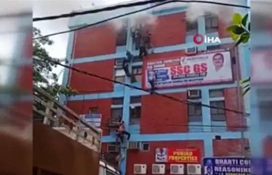 Öğrenciler yangından kaçmak için 3'üncü kattan atladı: 12 yaralı