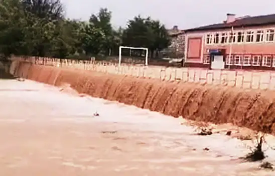 Okul bahçesi sağanak nedeniyle şelaleye döndü