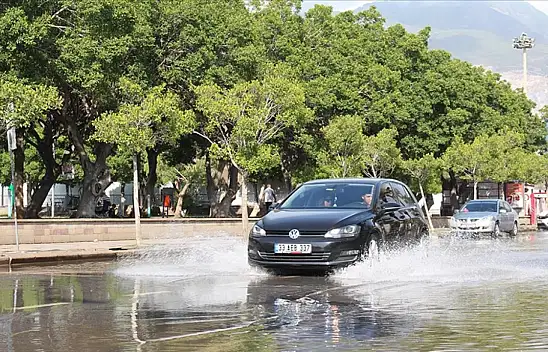 Önce deprem vurdu, sonra Lodos! İlçede caddeler sular altında