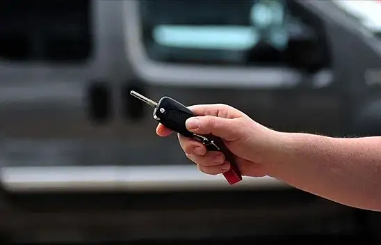 Oto pazarında nisanda satışlar azaldı, fiyatlar arttı