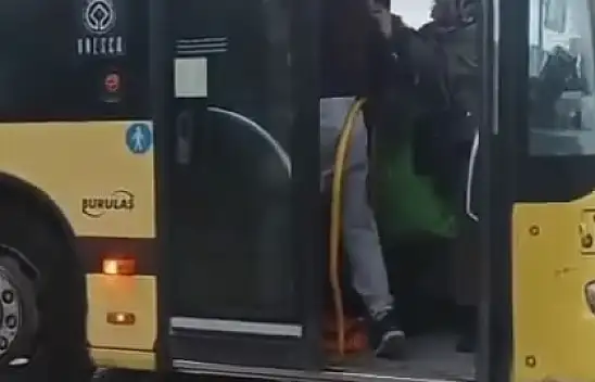 Otobüste bir an karıştı: Şoför kavgayı ayırmaya çalıştı!