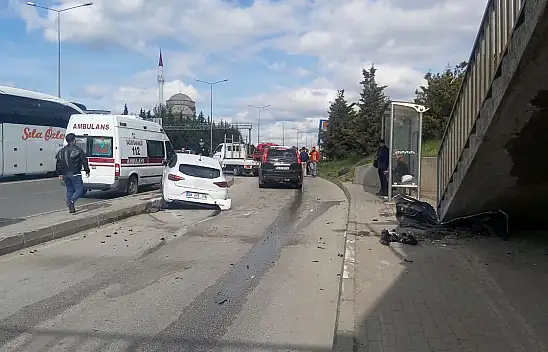 Otomobil az daha otobüs durağına dalıyordu