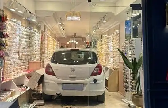 Otomobil bijuteri dükkanına daldı