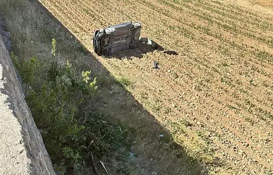 Otomobil tarlaya uçtu devrildi
