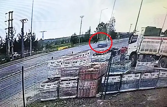 Otomobilin çarptığı yaya havada takla attı