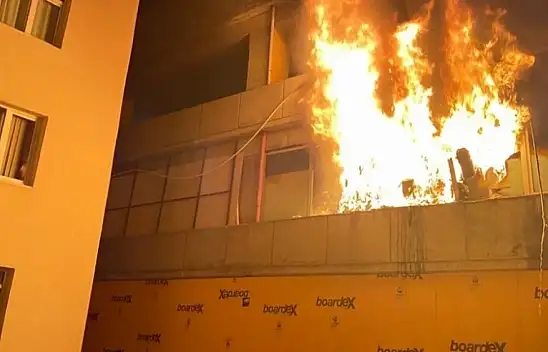 Otoparkta çıkan yangına farklı ilçelerden yardım geldi