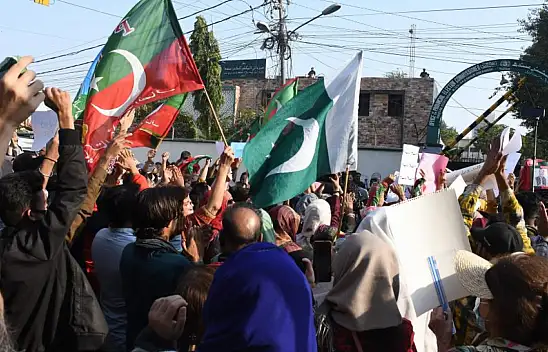 Pakistan'da Imran Khan destekçileri seçimlerde hile yapıldığı iddiasıyla protesto gösterisi düzenledi