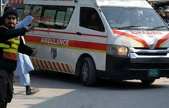 Pakistan'da patlama: 12 polis öldü