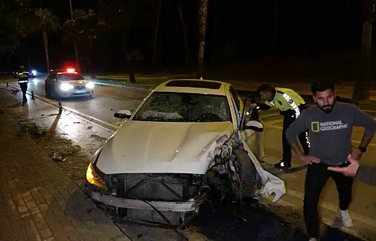 Palmiyeye çarpıp hurdaya döndü