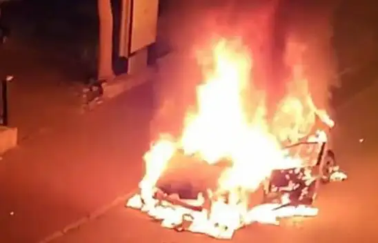 Park halindeki araç alev alev yandı