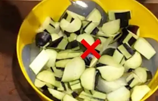 Patlıcanın kararmasını önleyen tüyo Altın sarısı gibi parlıyor.