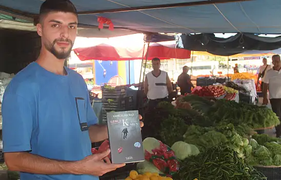 Pazarda çalışırken aldığı notlarla kitap çıkardı