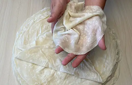 Perde gibi yufka açma yöntemi Havaya kaldırdığınızda karşısı gözüküyor