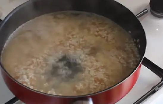 Pirinç pilavını tane tane ve parlak yapan sır! Aşçılar saklıyordu… Bir tane eklemek yetiyor…