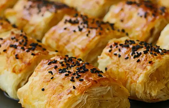 Pişirdiğim börek çıtır çıtır olmuyor diyenlere 36 yıllık börek ustasının tüyosu! Çıtırtısı salondan duyulacak 