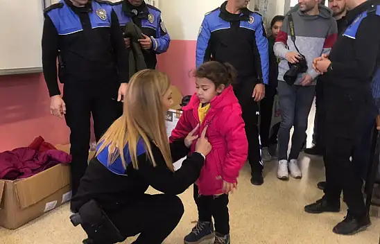 Polis ekiplerinden ilkokul öğrencilerine yardım!