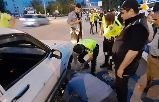 Polisler durdukları aracın patlayan lastiğini değiştirdi