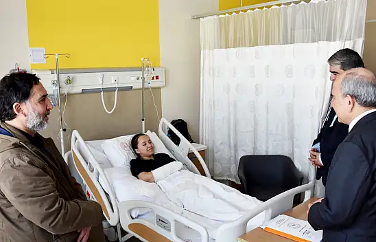 Prof. Dr. Koç, yaralı depremzedeleri ziyaret etti