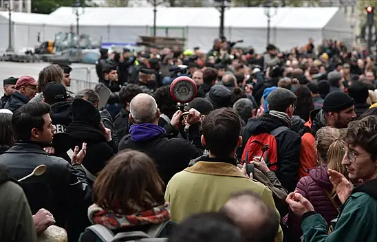 Reform karşıtları tren garlarını bastı