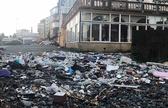 Rize'de etkili olan fırtına sonrası denize atılan çöpler sahile vurdu