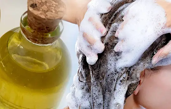 Saç dökülmesini anında kesiyor Şampuana 5 damla damlatın… Zeytinyağı + sarımsaktan bile faydalı