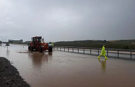 Sağanak yağış hem sele döndü, hem de ulaşımı aksattı