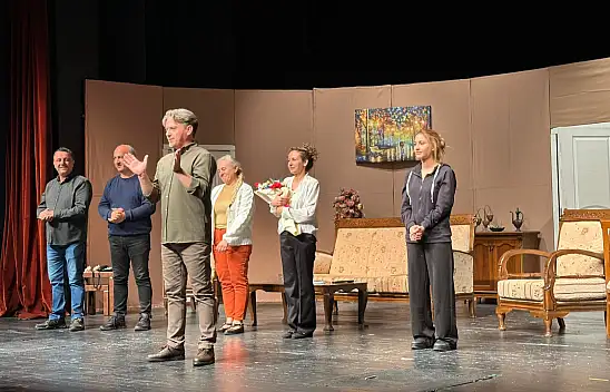 Sahnerengi Tiyatro sezonu muhteşem bir oyunla açtı.