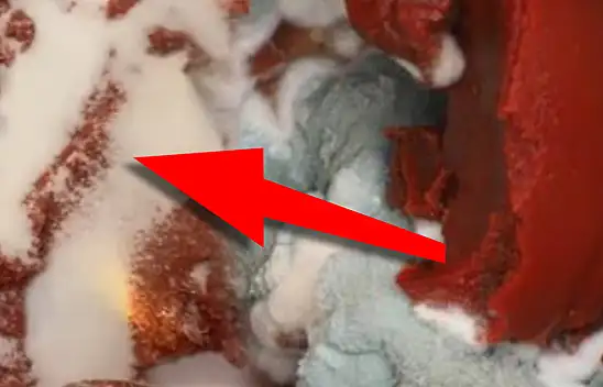 Salçanın küflenmesini önleyen sır. Konyalı köylüler eritip kavanoza ekliyor…