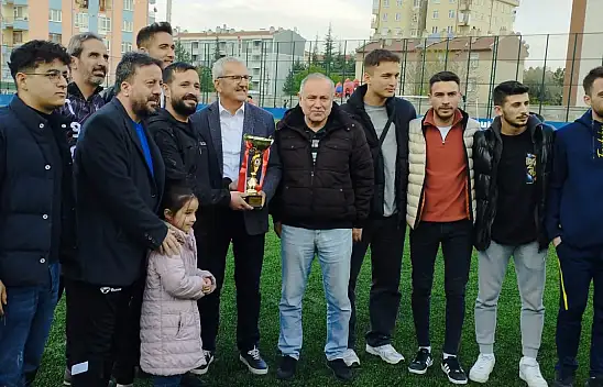 Şampiyon Monivaspor kupasını aldı