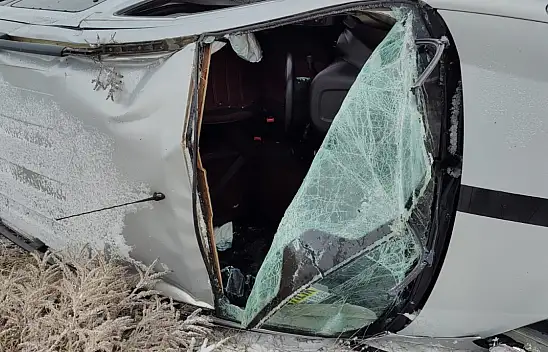 Şarampole yuvarlanan kamyonette bulunan 2 kişi şans eseri kurtuldu!