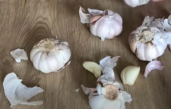 Sarımsağı tek hamlede soyma tekniği – 1 saniye sürüyor - . Kokusu elde kalmıyor…