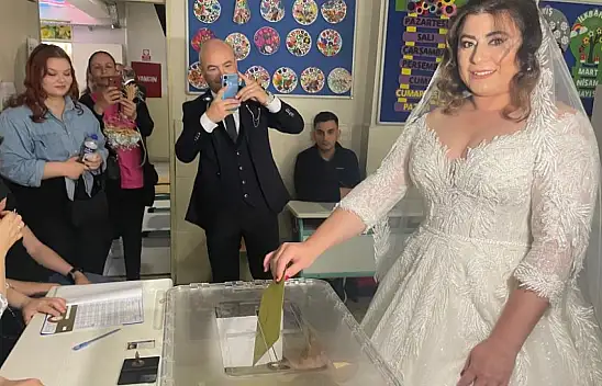 Seçim günü gelinliğiyle oyunu kullandı