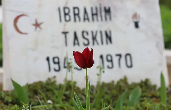 Şehit babasının kabrini Konya'da buldu