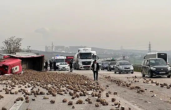 Şeker pancarı yüklü TIR ortalığı birbirine kattı! 1'i ağır 5 yaralı