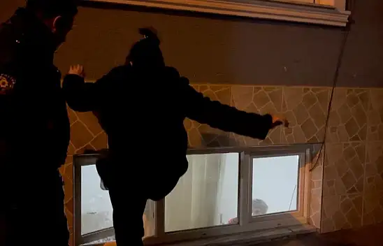 Sevgilisin evini bastı: Polise de mahalleliye de illallah dedirtti!
